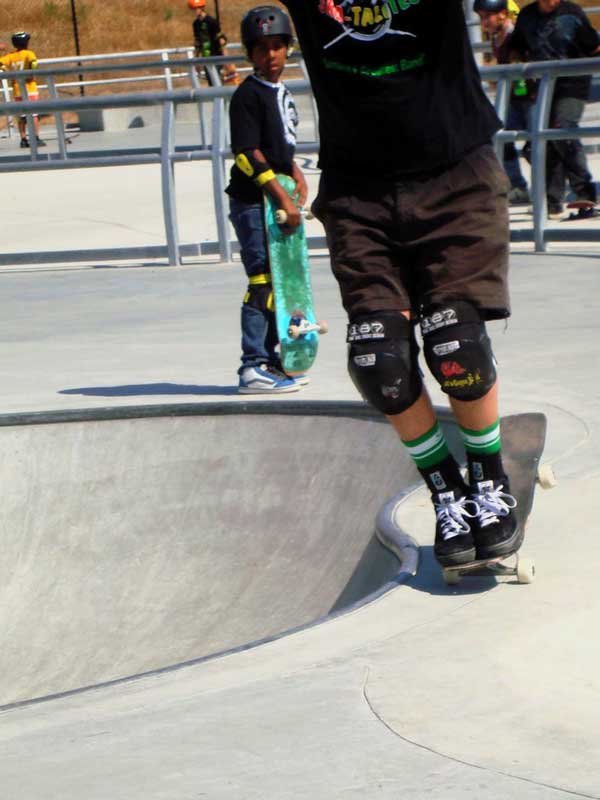 skateboard knee pads