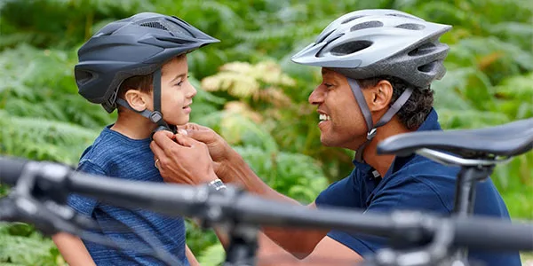 can adults wear kids helmets
