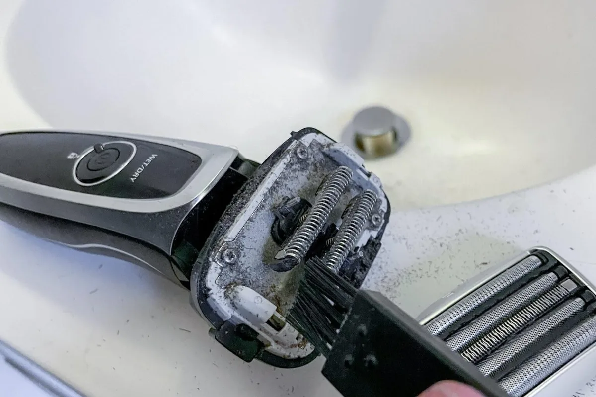 Clean the Razor Head and Handle Thoroughly