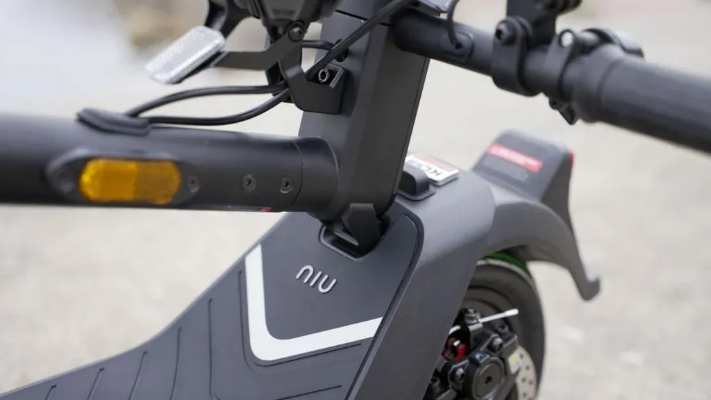 KQi3 Pro folding mechanism lock